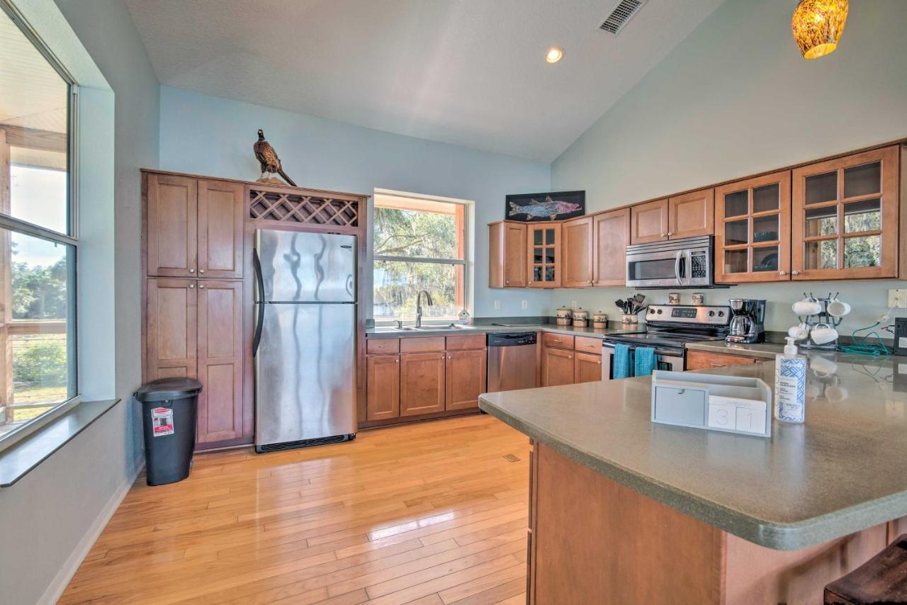 Lakefront Crystal River Home With Private Dock! Exterior photo